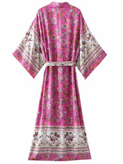 Bata tipo kimono de algodón de color rosa y rojo con estampado de flores y plantas