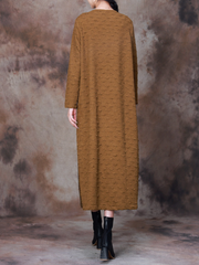 Vielseitiges Herbst-Midikleid mit bedruckten Seitentaschen