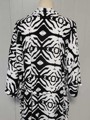 Bedruckter schwarzer Polyester-Kimono-Staubmantel in langer Länge