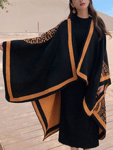 Schwarzer Umhang-Cardigan mit Ethno-Print