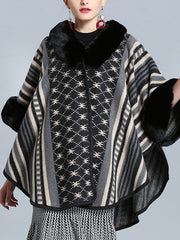 Gestreifter Bordeus-Cape-Cardigan mit flauschigem Hals in Übergröße