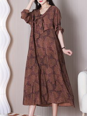 Hier sehen Sie ein lockeres A-Linien-Kleid mit V-Ausschnitt