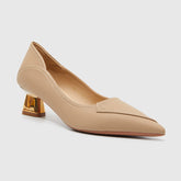 Spitz zulaufende Pumps mit klobigen High Heels