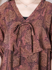 Hier sehen Sie ein lockeres A-Linien-Kleid mit V-Ausschnitt