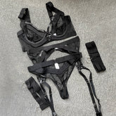 Traje de lencería sexy con tirantes de malla y costuras de encaje