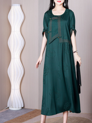 Vestido de corte A con escote redondo y bajos realistas