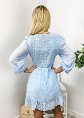 Vestido de lunares suizos con escote en V y fruncido