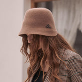 Sombrero tejido con detalle de texto metálico