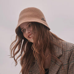 Sombrero tejido con detalle de texto metálico