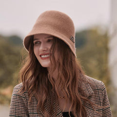 Sombrero tejido con detalle de texto metálico