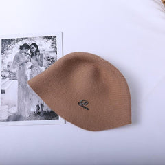 Sombrero tejido con detalle de texto metálico