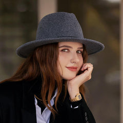 Sombrero fedora minimalista con ribete de cuero