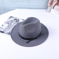 Sombrero fedora minimalista con ribete de cuero