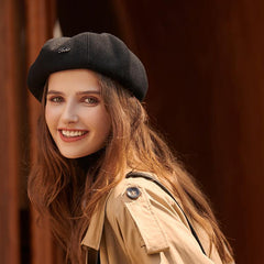 Boina con detalle de texto metálico