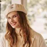 Boina con detalle de texto metálico