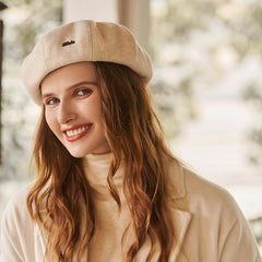 Boina con detalle de texto metálico