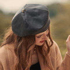 Boina de cuero con detalles metálicos