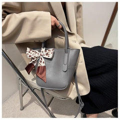 Einfarbig bedruckte Tasche mit Schleife