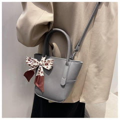 Einfarbig bedruckte Tasche mit Schleife