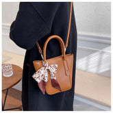 Einfarbig bedruckte Tasche mit Schleife