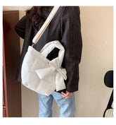 Handtasche mit gestepptem Banddetail