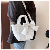 Handtasche mit gestepptem Banddetail