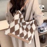 Flauschige Tasche mit Rautenmuster