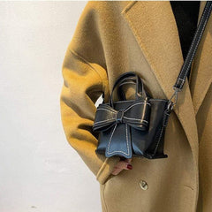 Bolso con lazo gigante y costuras en contraste