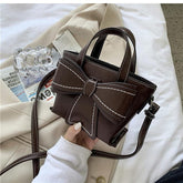 Bolso con lazo gigante y costuras en contraste