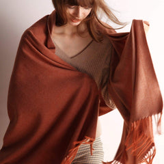 Bufanda minimalista con dobladillo con flecos