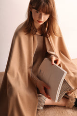 Bufanda minimalista con dobladillo con flecos