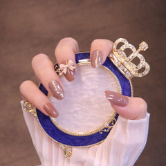 Uñas postizas redondeadas medianas en marrón claro con lazo