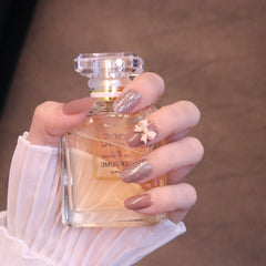 Uñas postizas redondeadas medianas en marrón claro con lazo