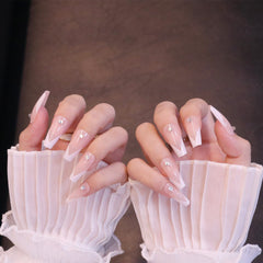 Uñas francesas largas y cuadradas con punta prensada y joyas