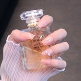 Uñas postizas cuadradas medianas en rosa claro con mariposa