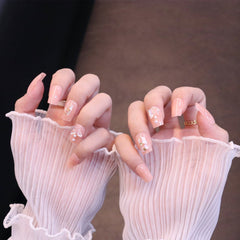 Uñas postizas cuadradas medianas en rosa claro con mariposa