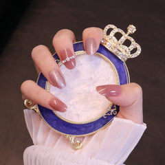 Uñas postizas redondeadas medianas en rosa claro con perlas y cristales