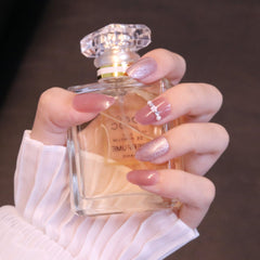 Uñas postizas redondeadas medianas en rosa claro con perlas y cristales