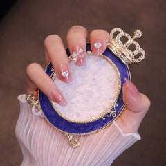 Uñas postizas redondeadas medianas en rosa claro con lazo y corazón iridiscentes