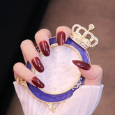 Mittelgroße, abgerundete, kräftige, rot schimmernde Press-On-Nägel