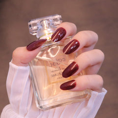 Mittelgroße, abgerundete, kräftige, rot schimmernde Press-On-Nägel