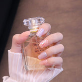 Uñas postizas cuadradas medianas en rosa claro con copos iridiscentes