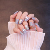 Uñas postizas cuadradas medianas en azul claro con adornos de rosa y lazo