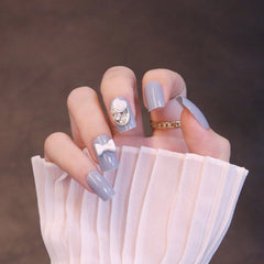 Uñas postizas cuadradas medianas en azul claro con adornos de rosa y lazo