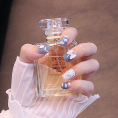 Uñas postizas azules cuadradas medianas con adornos de lazo y nubes