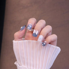 Uñas postizas azules cuadradas medianas con adornos de lazo y nubes