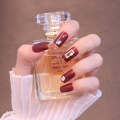 Uñas postizas cuadradas medianas en rojo intenso con adornos rectangulares