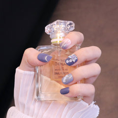 Kurze quadratische ovale lila Press-On-Nägel mit schillerndem Schmetterling und Blumen