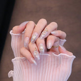 Uñas postizas plateadas redondeadas medianas con dijes de corazón y perlas