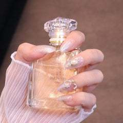 Mittelgroße, abgerundete silberne Press-On-Nägel mit Herzanhängern und Perlen